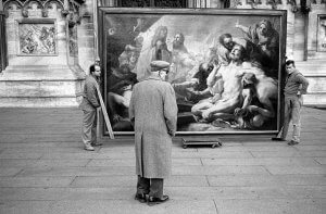 Painting and spectator on the street outside the Duomo di Milano.